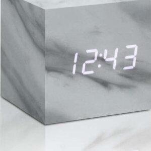 Šedý budík v mramorovém dekoru s bílým LED displejem Gingko Cube Click Clock. Nejlepší citáty o lásce